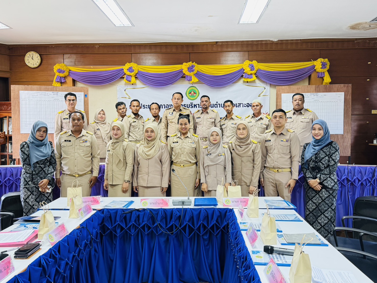 องค์การบริหารส่วนตำบลรือเสาะออก เปิดประชุมสภาองค์การบริหารส่วนตำบลรือเสาะออกครั้งแรก ประจำปี 2569
📌วันจันทร์ ที่ 23 กุมภาพันธ์ 2569
🕙เวลา 14.30 น. ณ ห้องประชุมองค์การบริหารส่วนตำบลรือเสาะออก
โดยนายณัฎฐ์กร บุญโรภาคย์ นายอำเภอรือเสาะ เป็นประธานในที่ประชุมพร้อมด้วยนายซัมซูดีน  กอแล  ท้องถิ่นอำเภอรือเสาะ
ทั้งนี้ ที่ประชุมมีมติเป็นเอกฉันท์เลือกตำแหน่งสำคัญของสภา โดยมีผลดังนี้
🚩ประธานสภา อบต.รือเสาะออก ได้แก่ นายอับดุลเลาะ  มาหะ
🚩รองประธานสภา อบต.รือเสาะออก ได้แก่ นายซูไฮมิง  เจะโด
🚩เลขานุการสภา อบต.รือเสาะออก ได้แก่ นางฮานีซ๊ะ  ดือราแม
สำหรับการประชุมครั้งนี้ ถือเป็นการประชุมสภาครั้งแรก มีวาระสำคัญในการคัดเลือกประธานสภา รองประธานสภา และเลขานุการสภา โดยในช่วงต้นการประชุม เลขานุการสภา ได้อ่านระเบียบและข้อบังคับที่เกี่ยวข้องให้สมาชิกสภาทราบ อาศัยอำนาจตามความในมาตรา 48 แห่งพระราชบัญญัติสภาตำบลและองค์การบริหารส่วนตำบล พ.ศ. 2537 และที่แก้ไขเพิ่มเติมถึง (ฉบับที่ 7) พ.ศ. 2562 เพื่อให้การบริหารงานของสภาองค์การบริหารส่วนตำบลรือเสาะออกเป็นไปอย่างถูกต้องตามกฎหมาย โปร่งใส และมีประสิทธิภาพต่อไป
